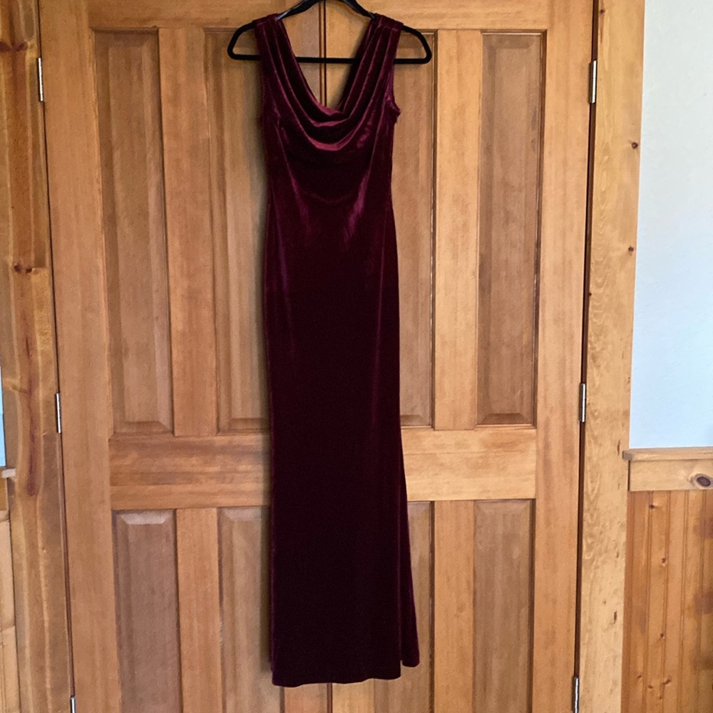 Gorgeous Vince Camuto burgundy velvet gown